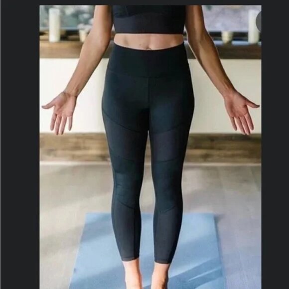 Zyia Active Black Momentum Brilliant Hi-Rise 7/8 Leggings, Ribbed Panels, Size 2 - Picture 2 of 9